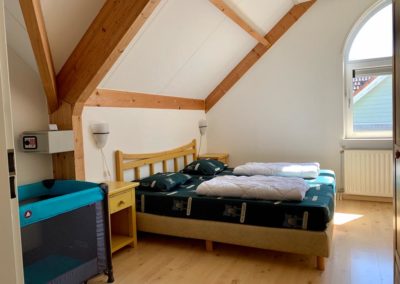 Slaapkamer met kinderbedje